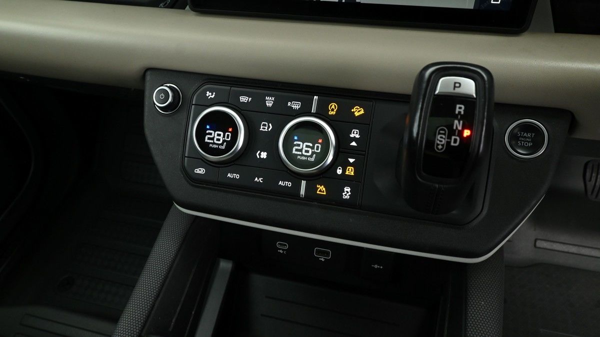Land Rover Defender 110 Image 12