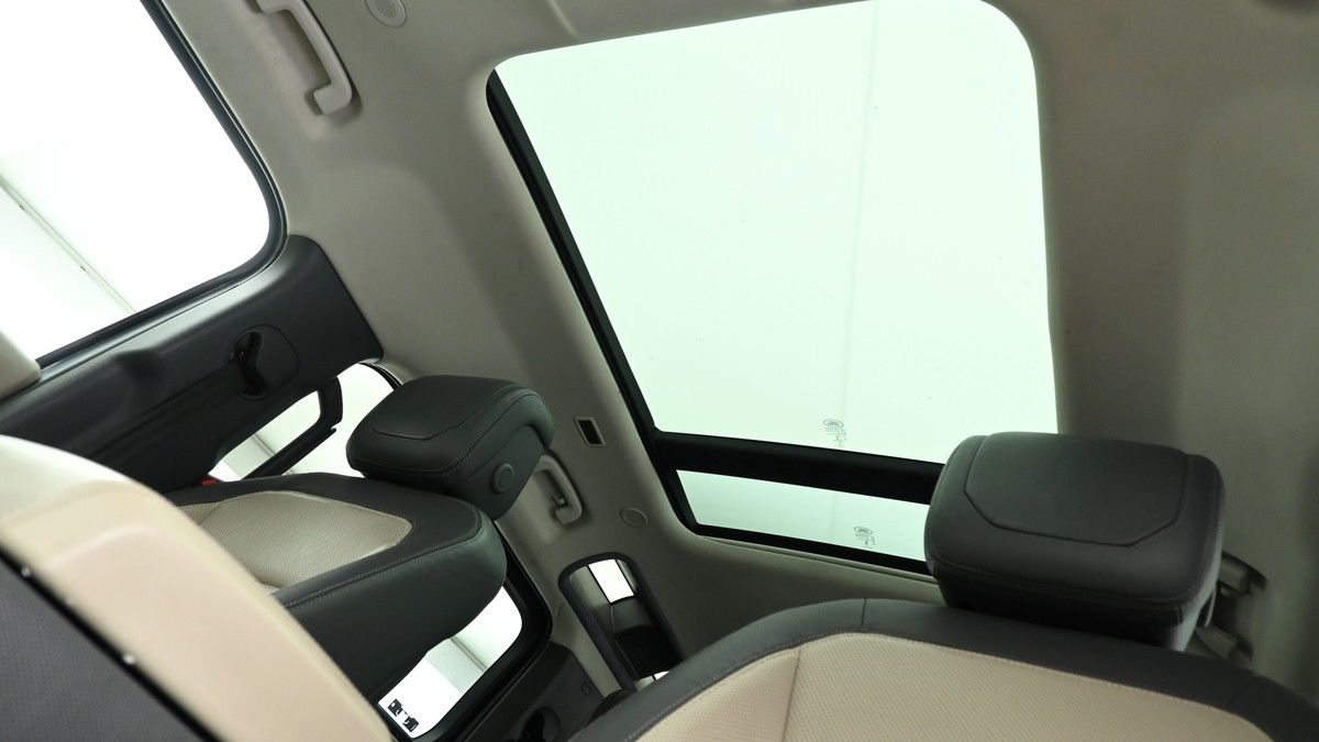 Land Rover Defender 110 Image 2