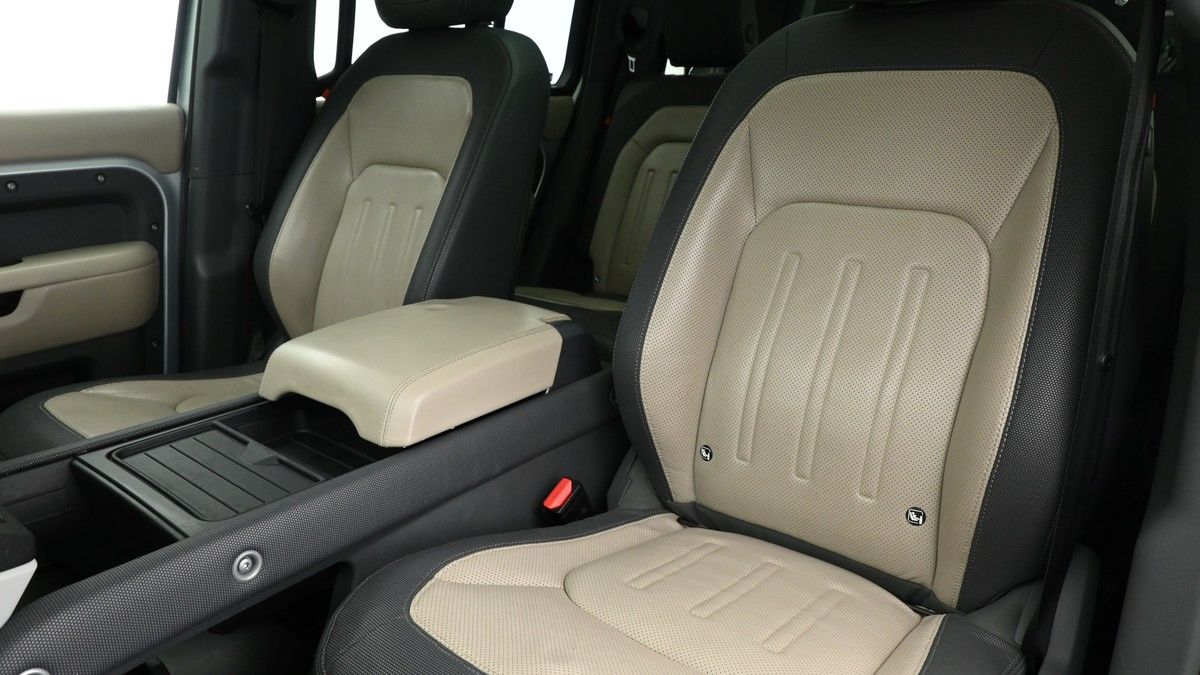 Land Rover Defender 110 Image 4