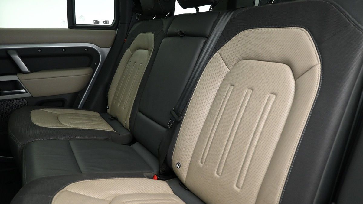 Land Rover Defender 110 Image 5