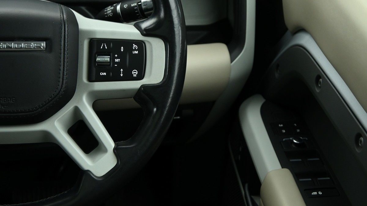 Land Rover Defender 110 Image 16
