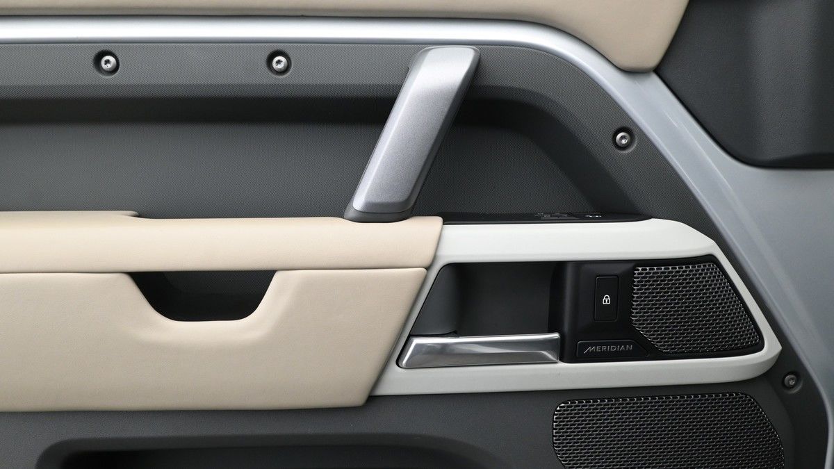 Land Rover Defender 110 Image 13