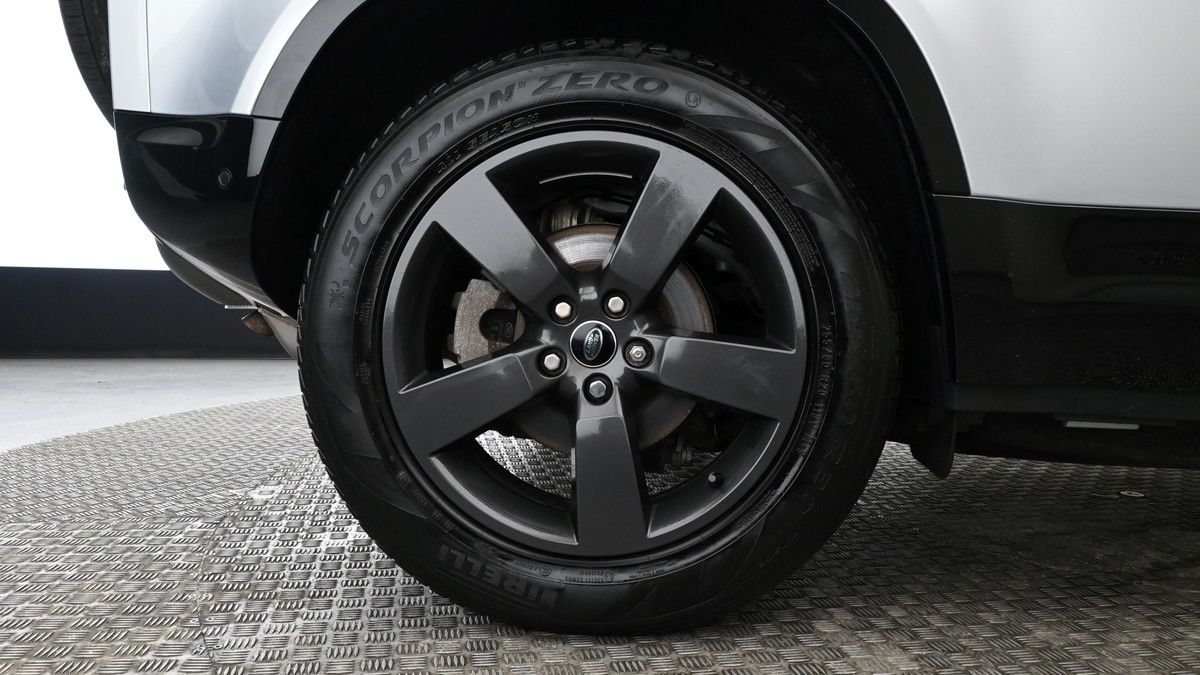Land Rover Defender 110 Image 9