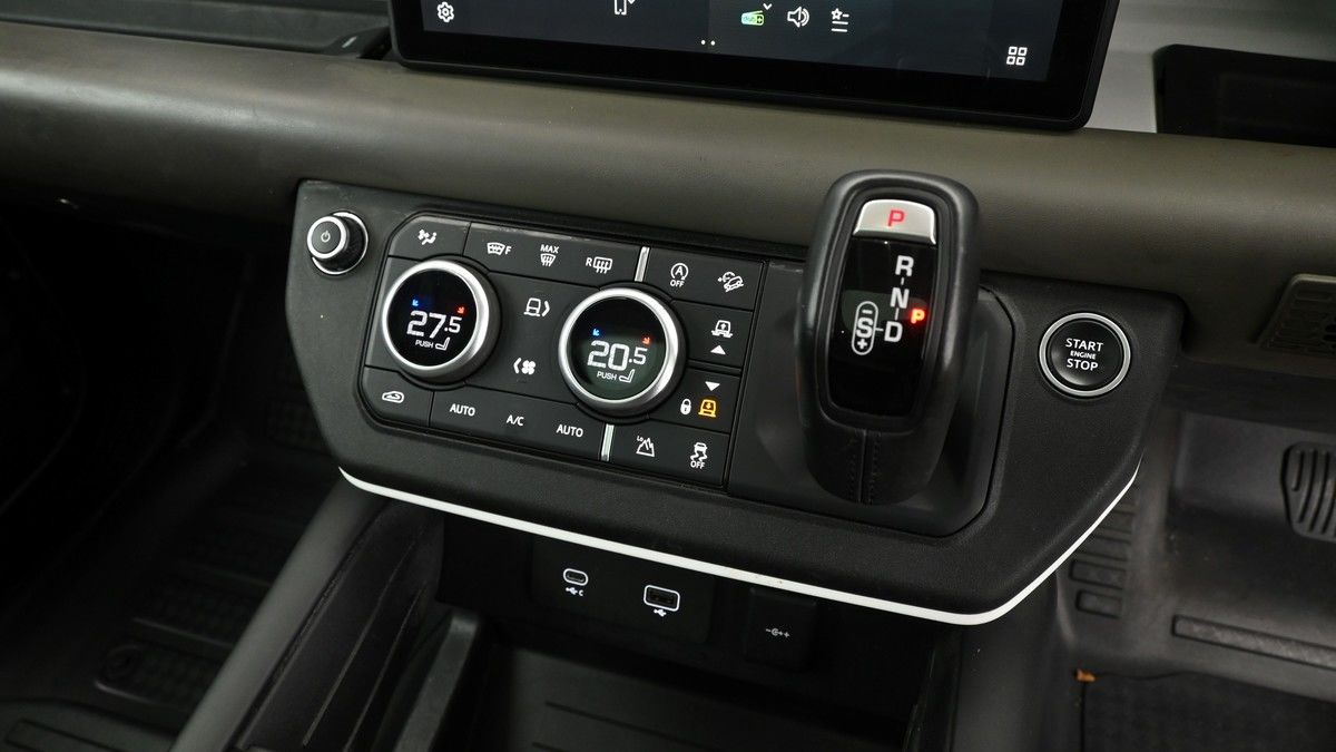 Land Rover Defender 110 Image 12