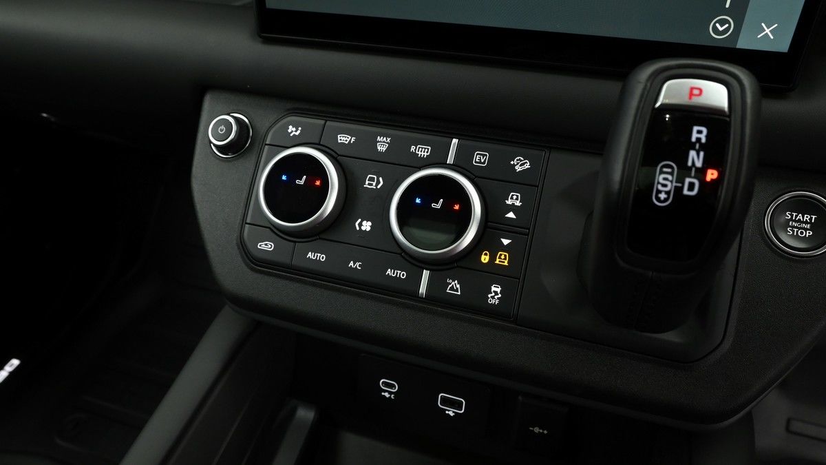 Land Rover Defender 110 Image 12