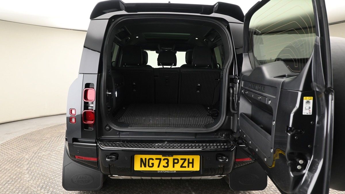 Land Rover Defender 110 Image 10