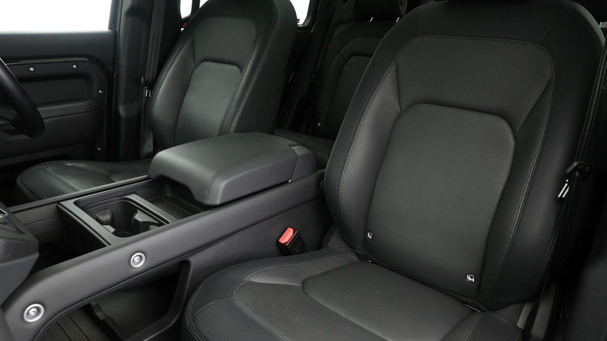 Land Rover Defender 110 Image 4