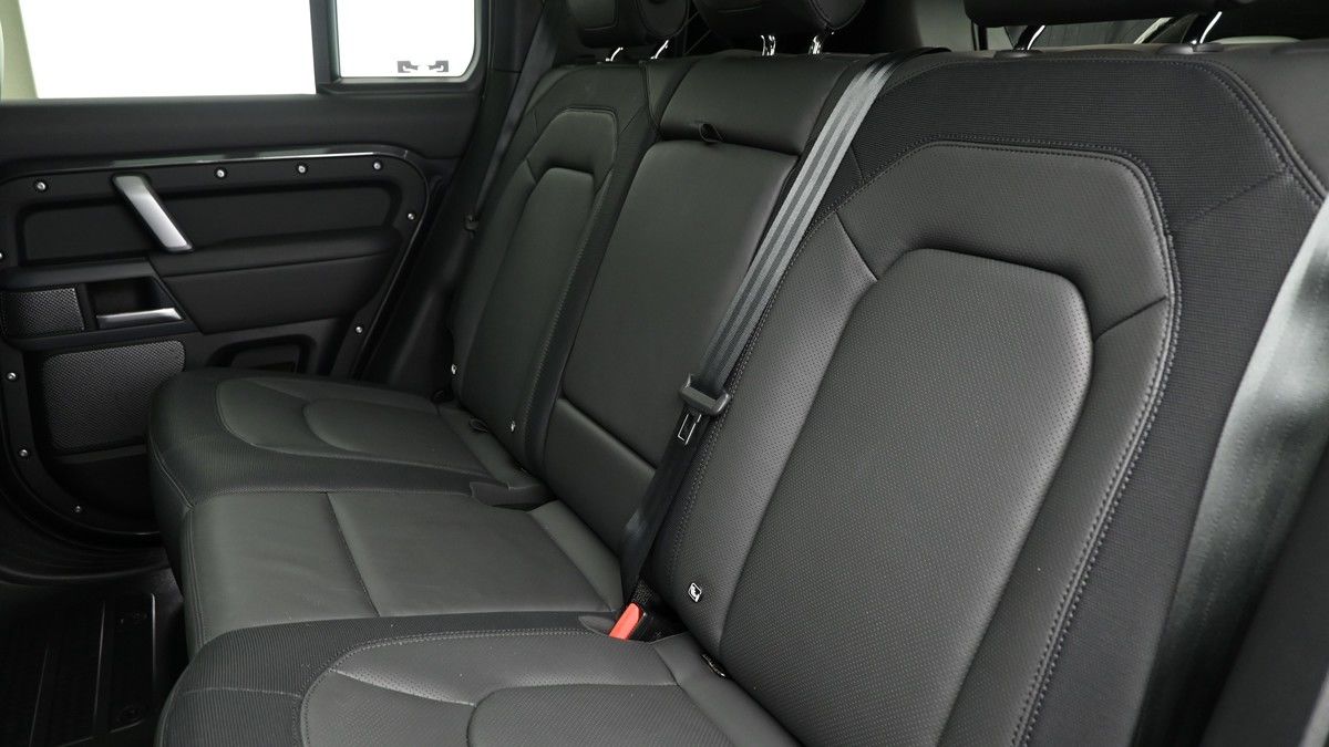 Land Rover Defender 110 Image 5
