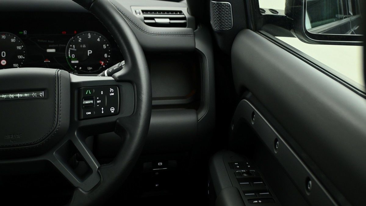 Land Rover Defender 110 Image 16