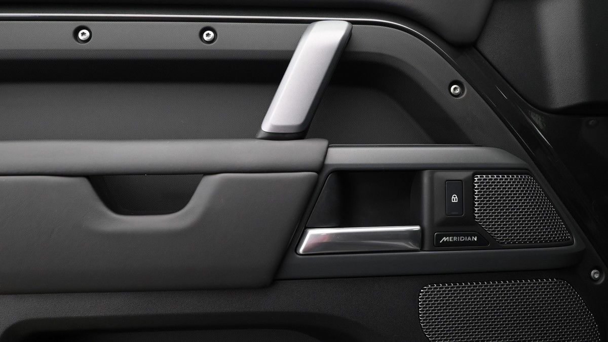 Land Rover Defender 110 Image 13