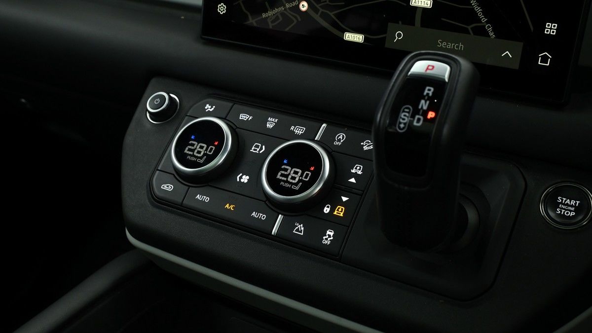 Land Rover Defender 130 Image 12
