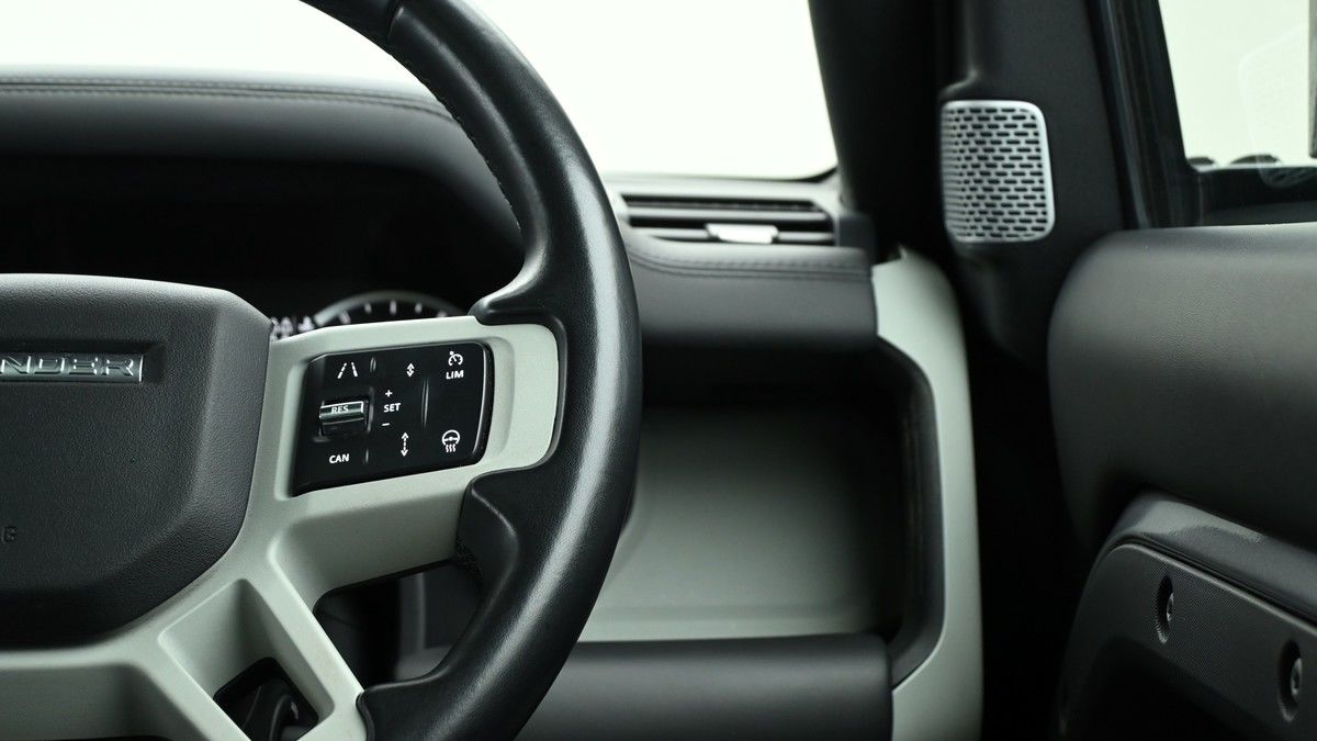 Land Rover Defender 130 Image 16