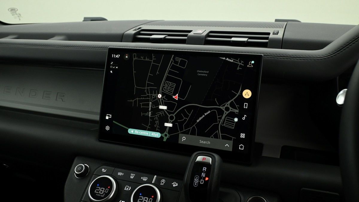 Land Rover Defender 110 Image 8