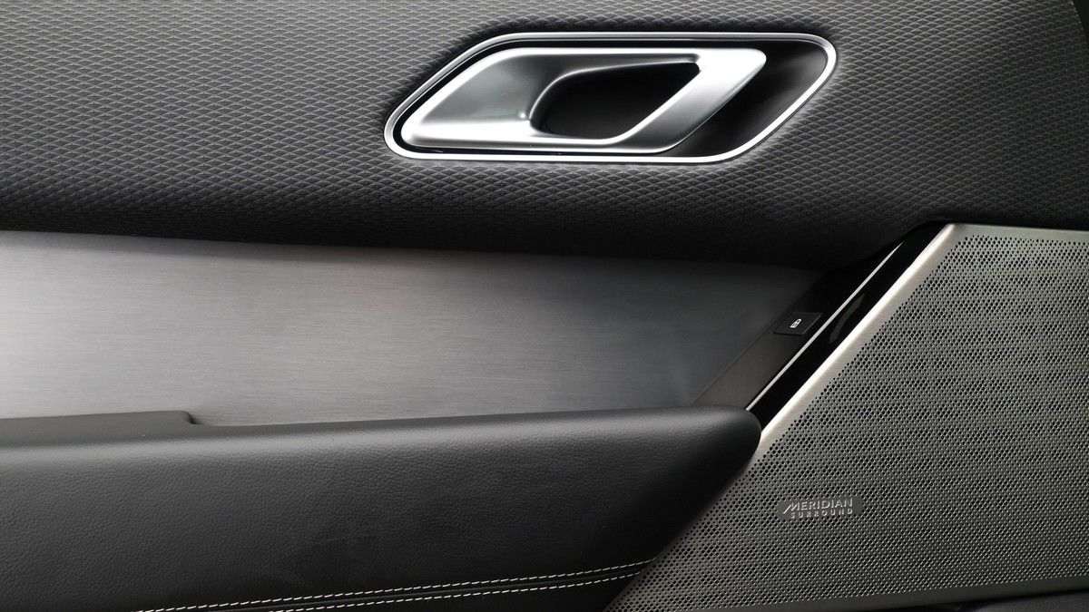Land Rover Range Rover Velar Image 25