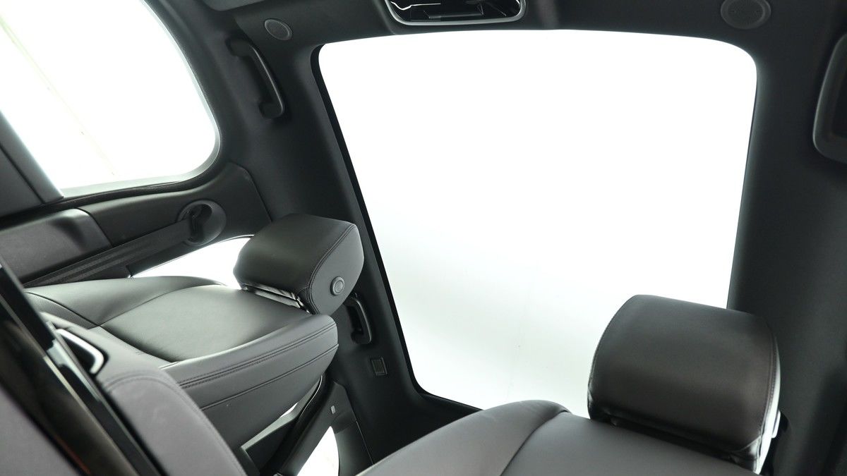 Land Rover Range Rover Velar Image 2