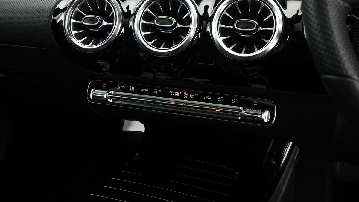 Mercedes-Benz CLA Image 12