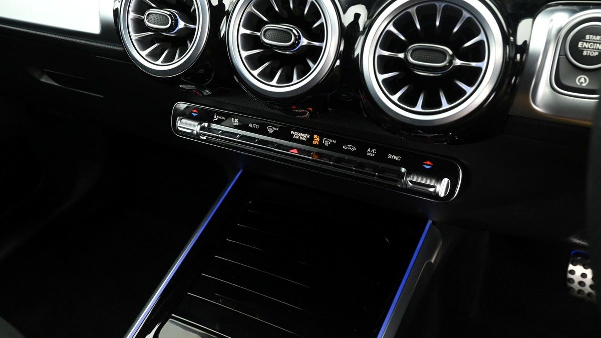 Mercedes-Benz GLB Image 12