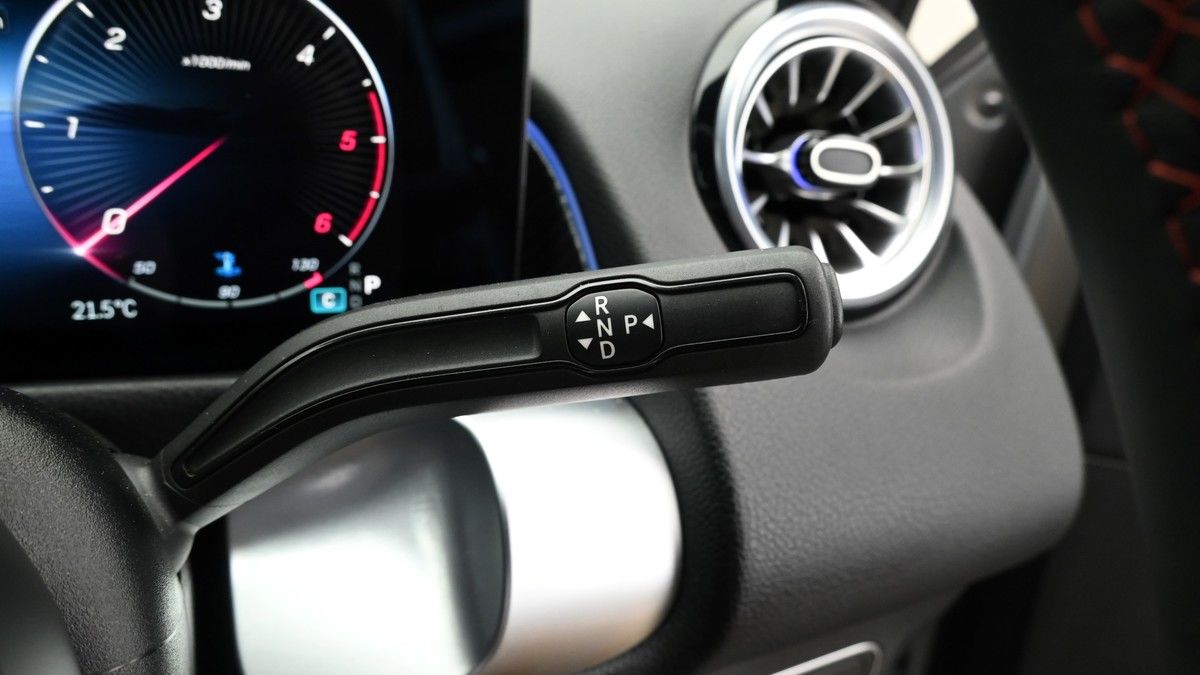 Mercedes-Benz GLB Image 2
