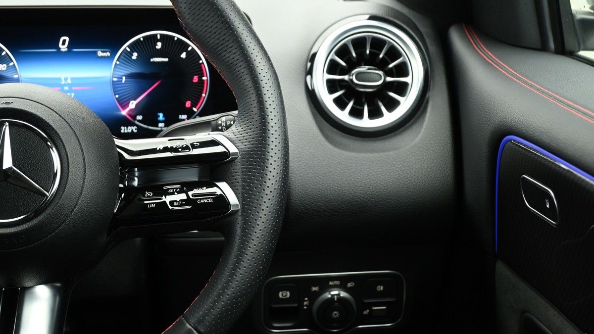 Mercedes-Benz GLB Image 16