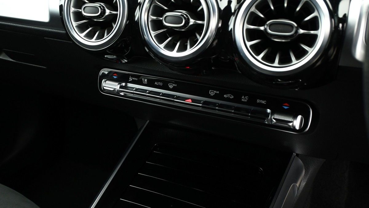 Mercedes-Benz GLB Image 12