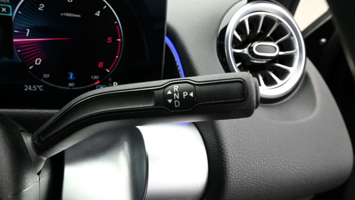 Mercedes-Benz GLB Image 2