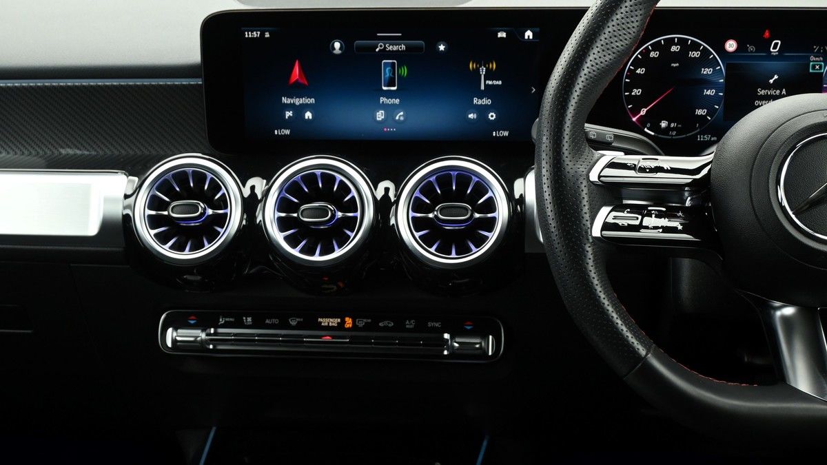 Mercedes-Benz GLB Image 15