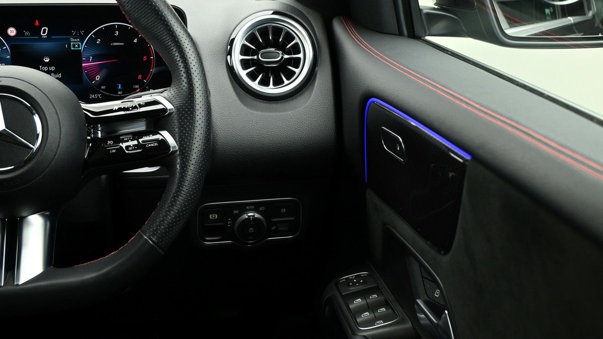 Mercedes-Benz GLB Image 16