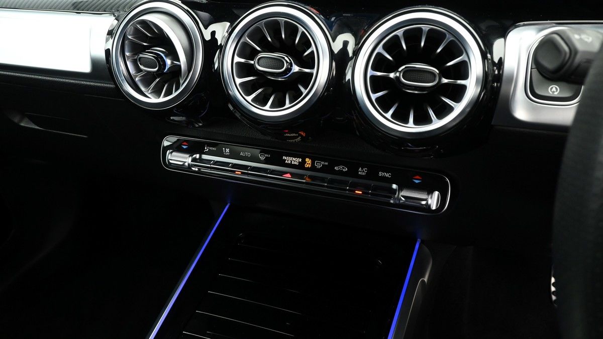 Mercedes-Benz GLB Image 12