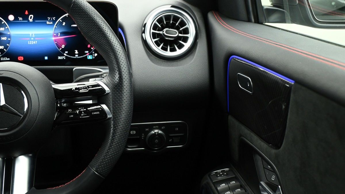 Mercedes-Benz GLB Image 16