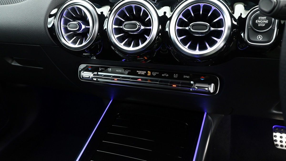 Mercedes-Benz GLA Image 12