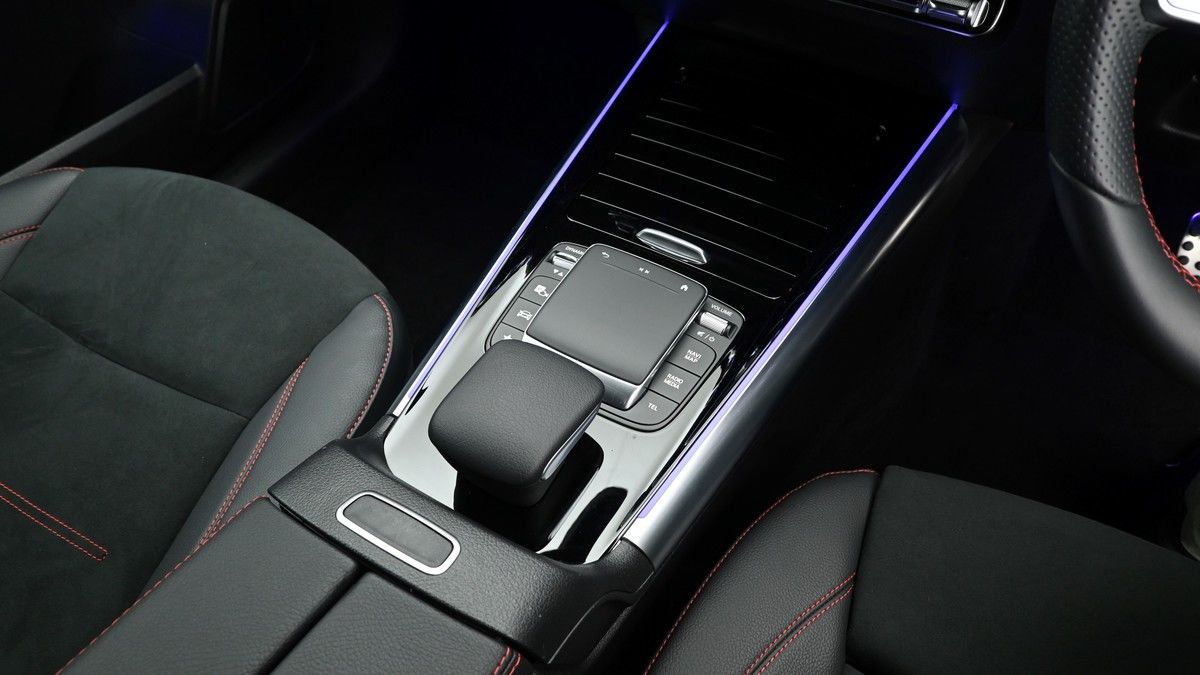 Mercedes-Benz GLA Image 2