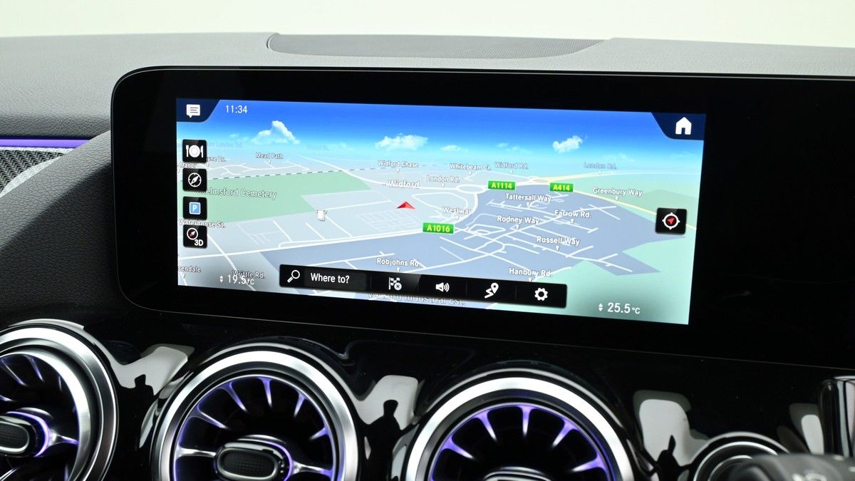 Mercedes-Benz GLA Image 11