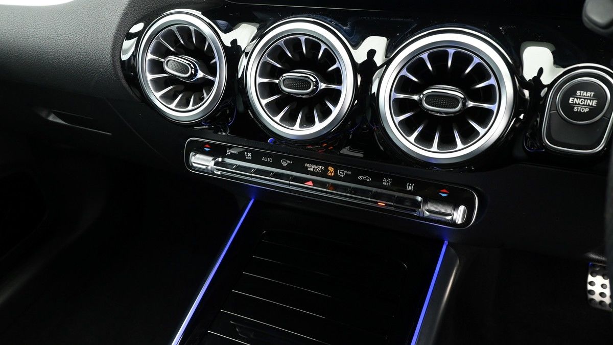 Mercedes-Benz GLA Image 12