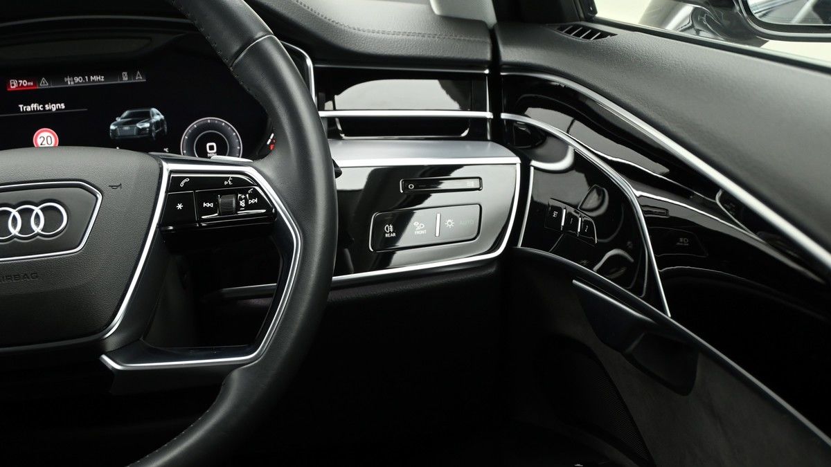 Audi A8 Image 16