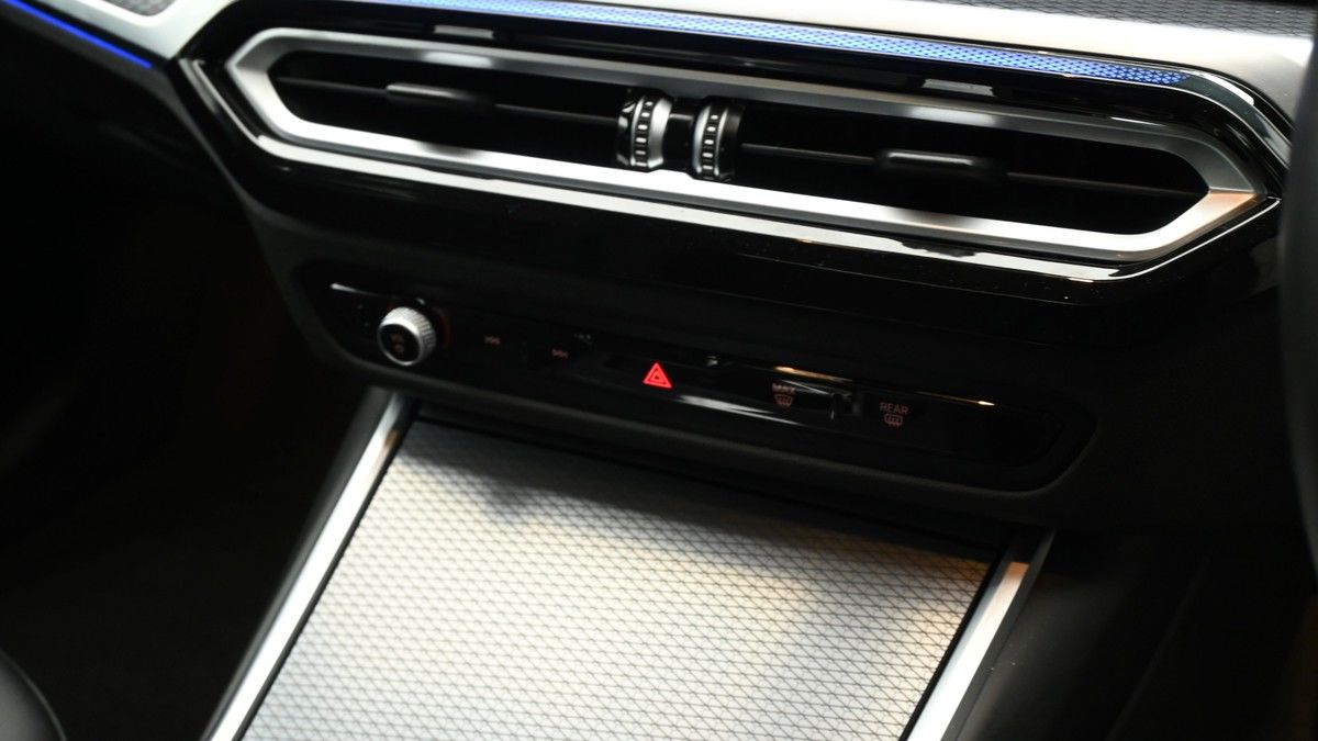 BMW 3 Series Image 12