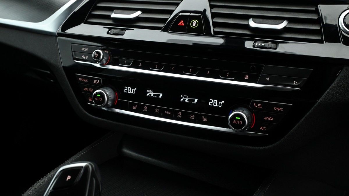 BMW 5 Series Image 11