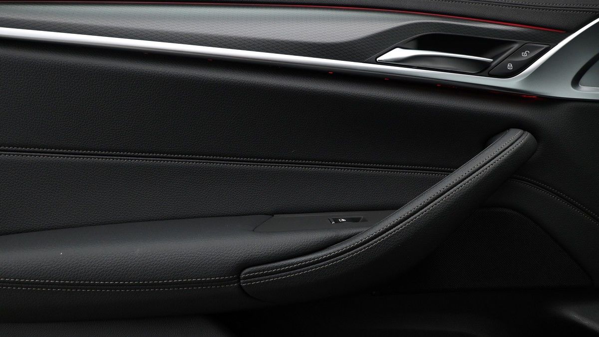 BMW 5 Series Image 12