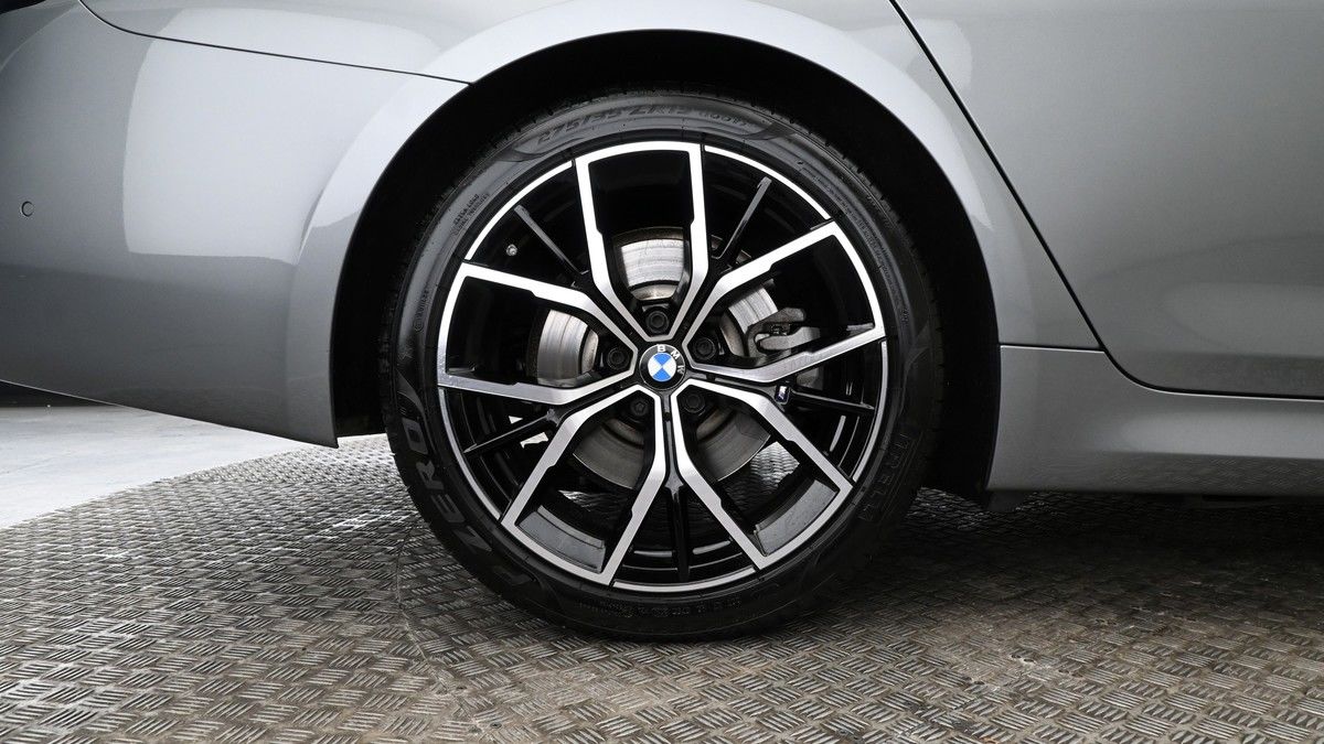 BMW 5 Series Image 8