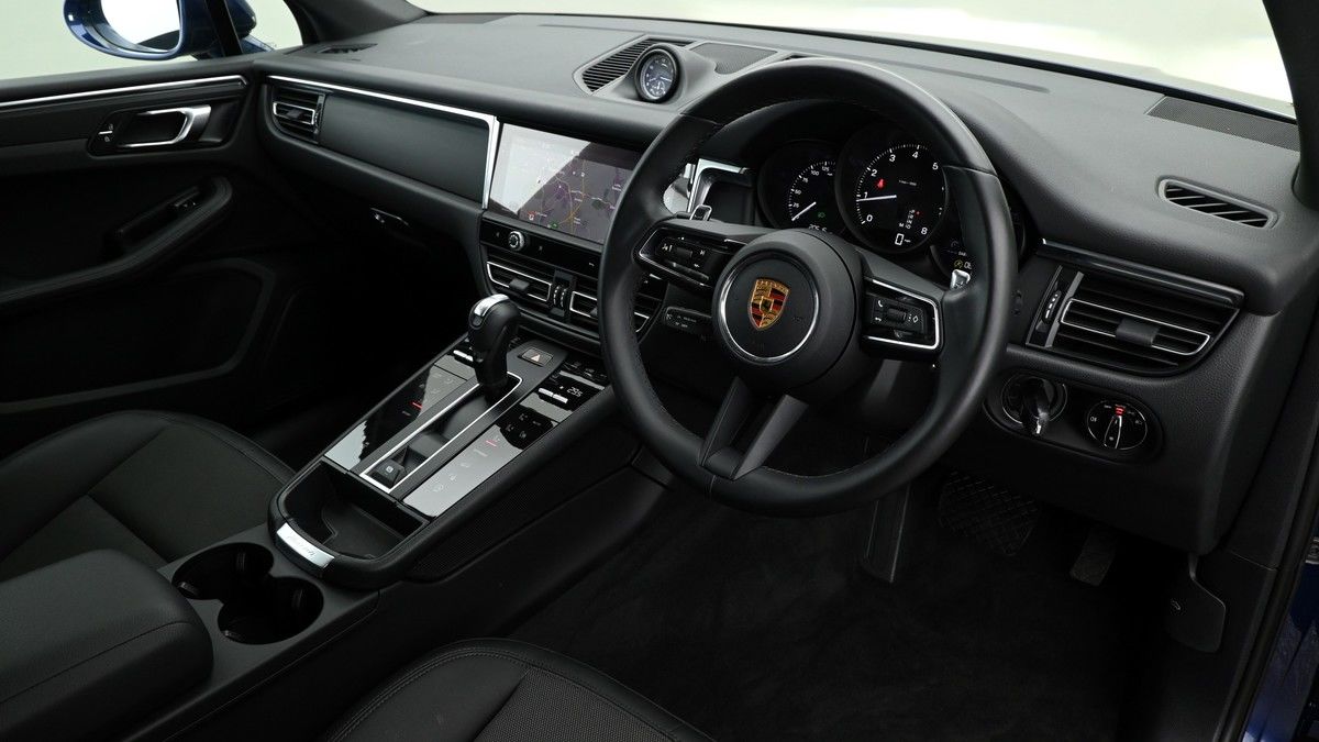 Porsche Macan Image 2