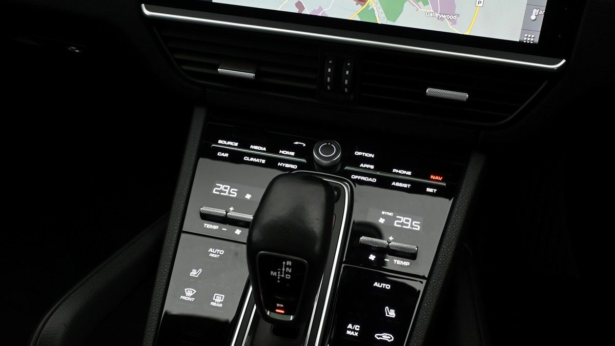 Porsche Cayenne Image 12