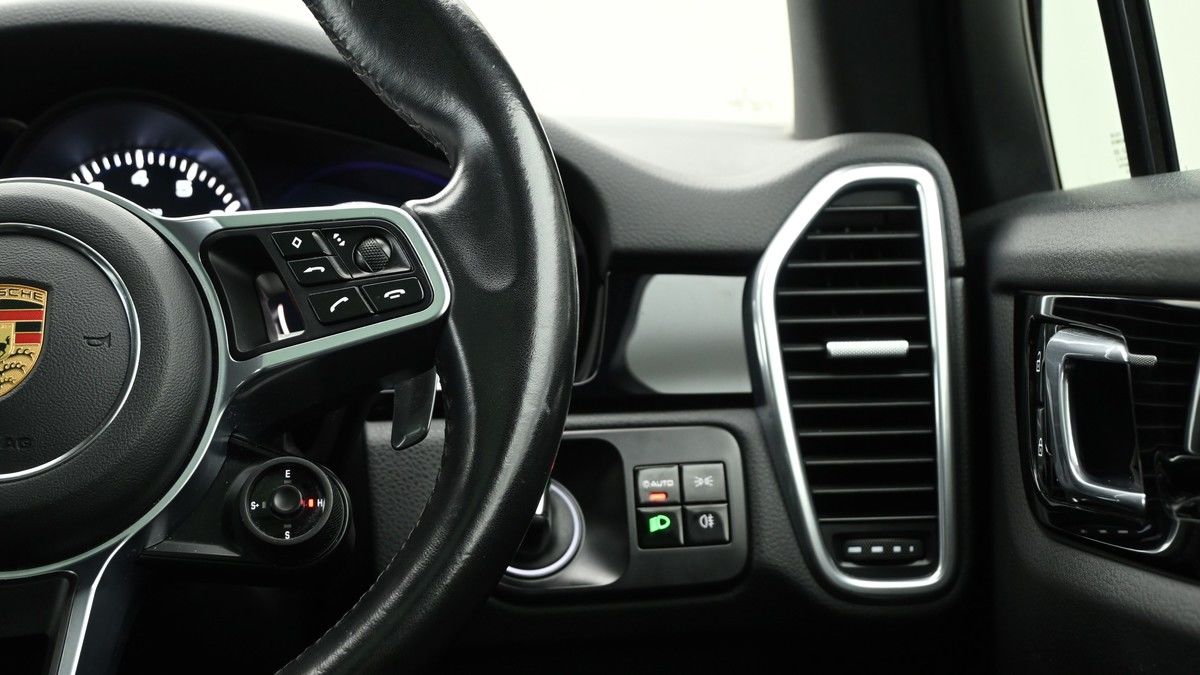 Porsche Cayenne Image 16