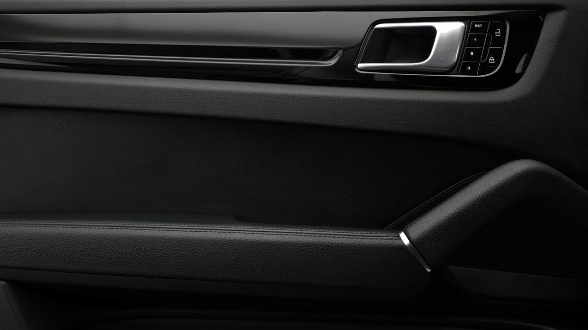 Porsche Cayenne Image 13