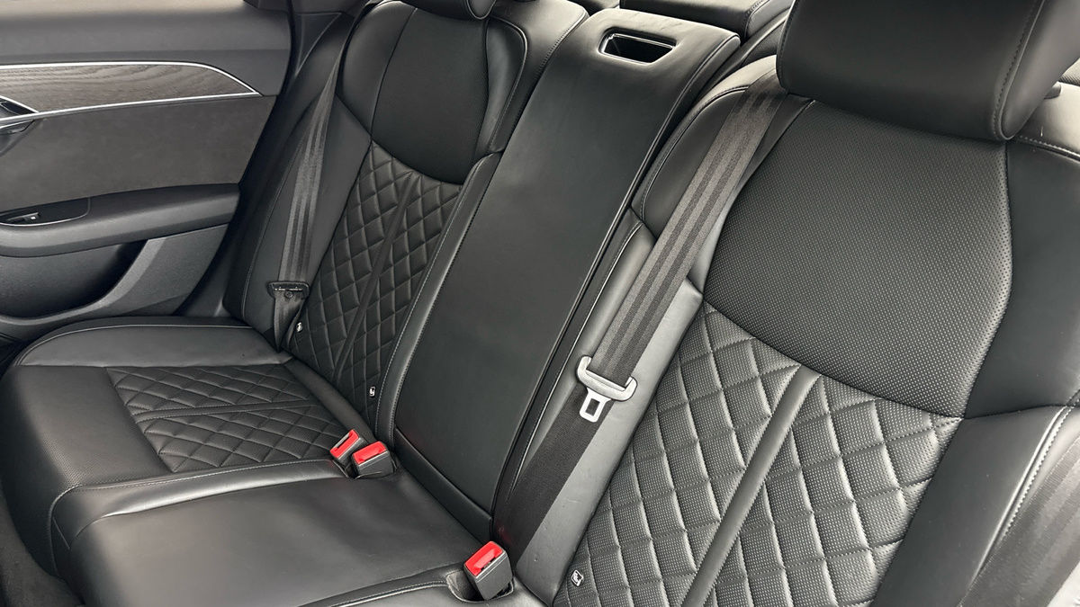 Audi A8 Image 8