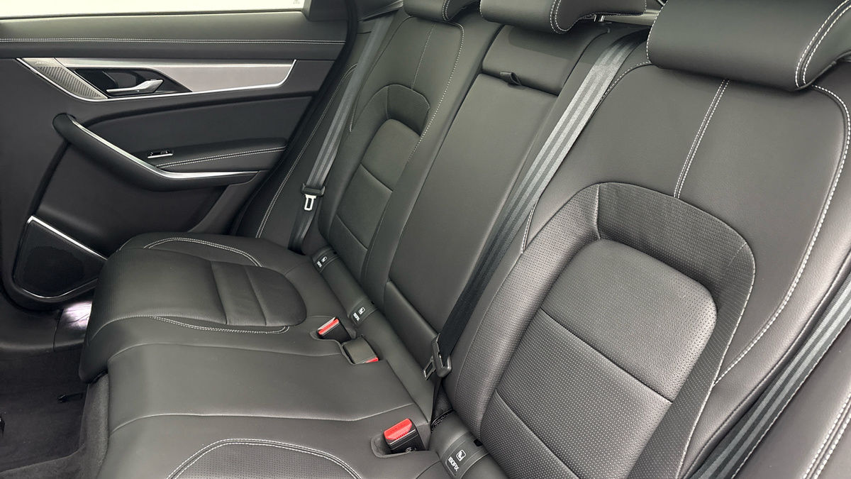 Jaguar F-PACE Image 8
