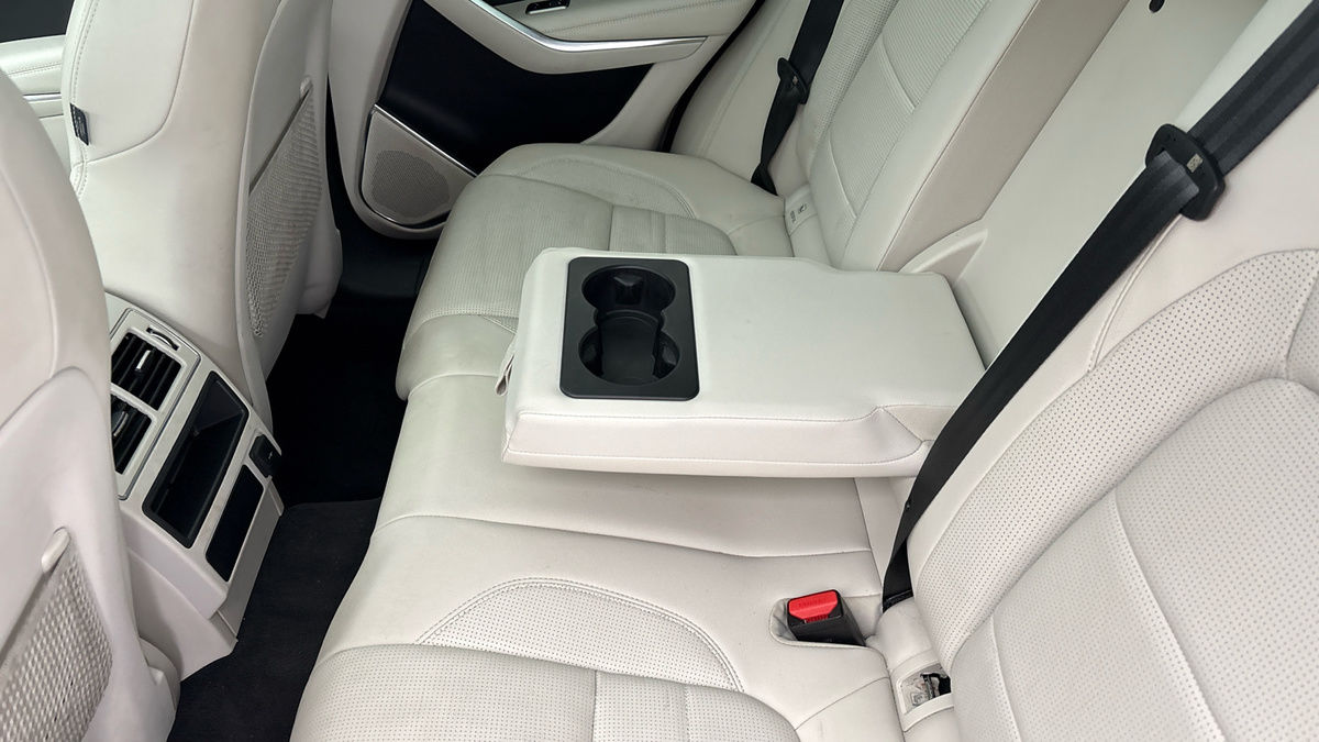 Jaguar F-PACE Image 9