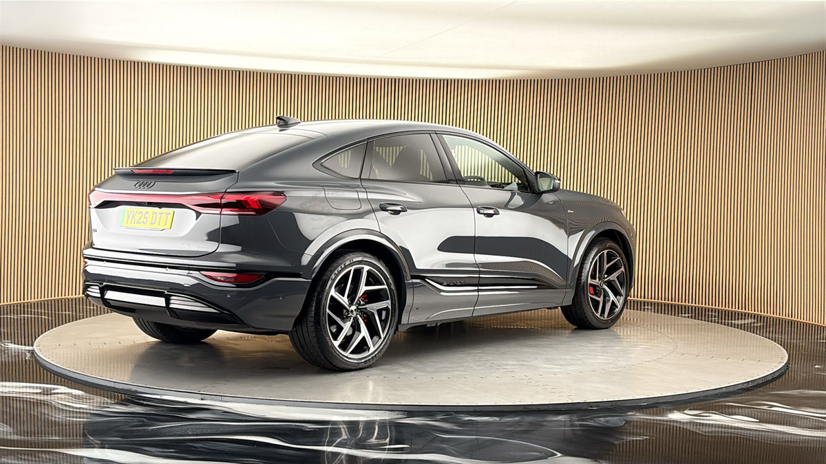 Audi Q6 e-tron Image 21