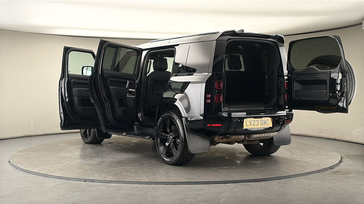 Land Rover Defender 110 Image 23