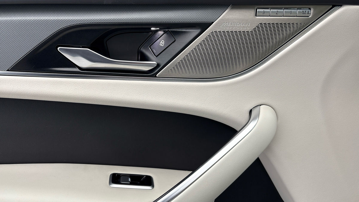 Jaguar F-PACE Image 19