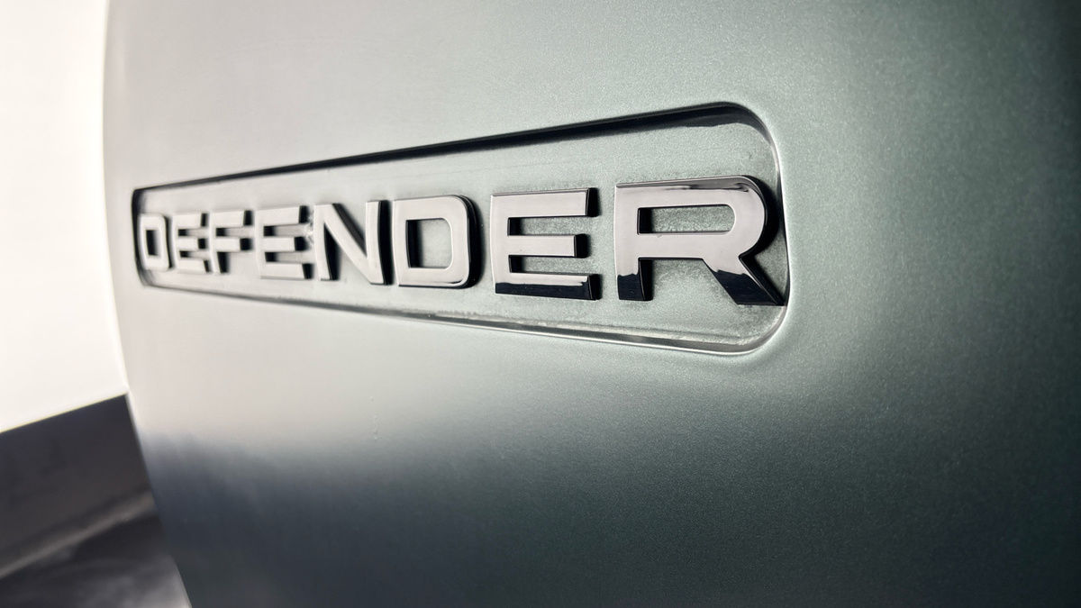 Land Rover Defender 110 Image 31