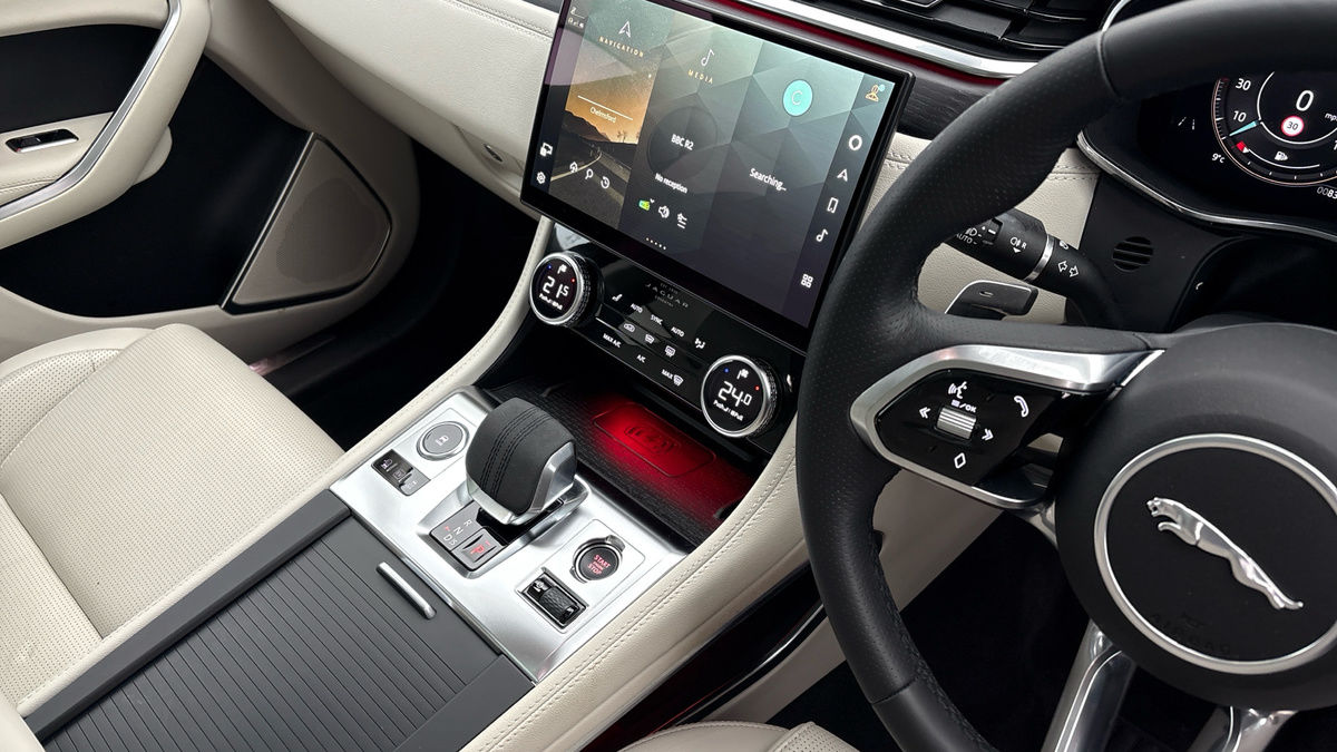 Jaguar F-PACE Image 18